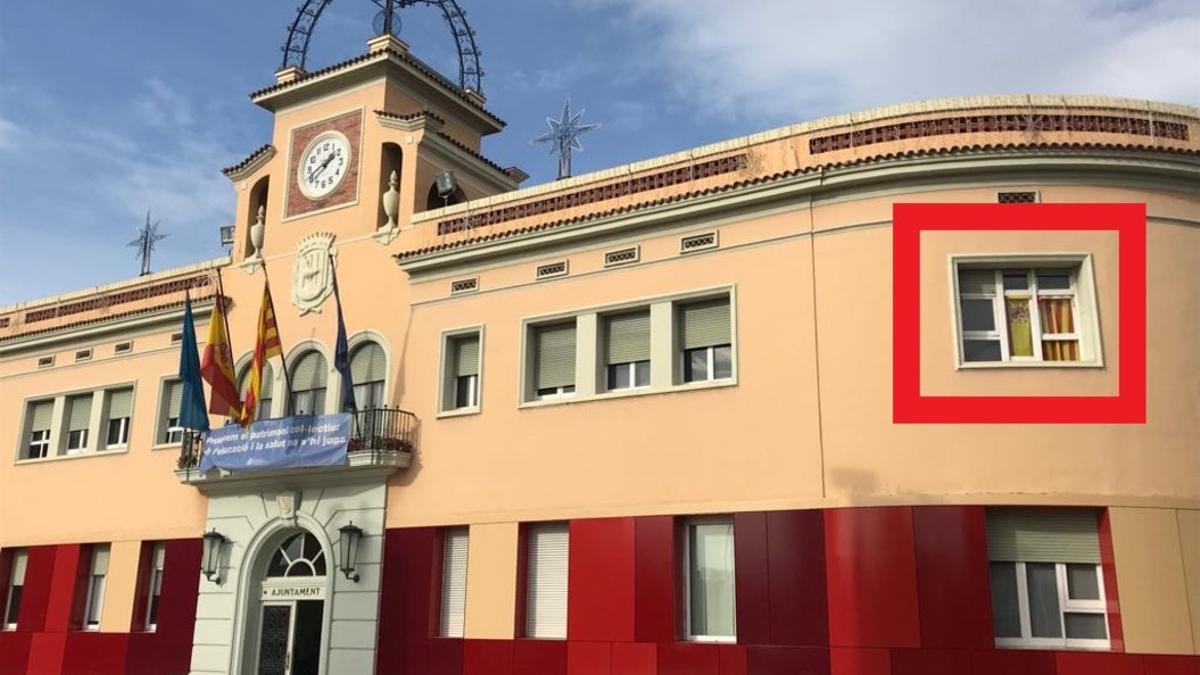 Fachada del Ayuntamiento de Santa Coloma. Recuadradas en rojo, las banderas en la ventana de Ciudadanos.