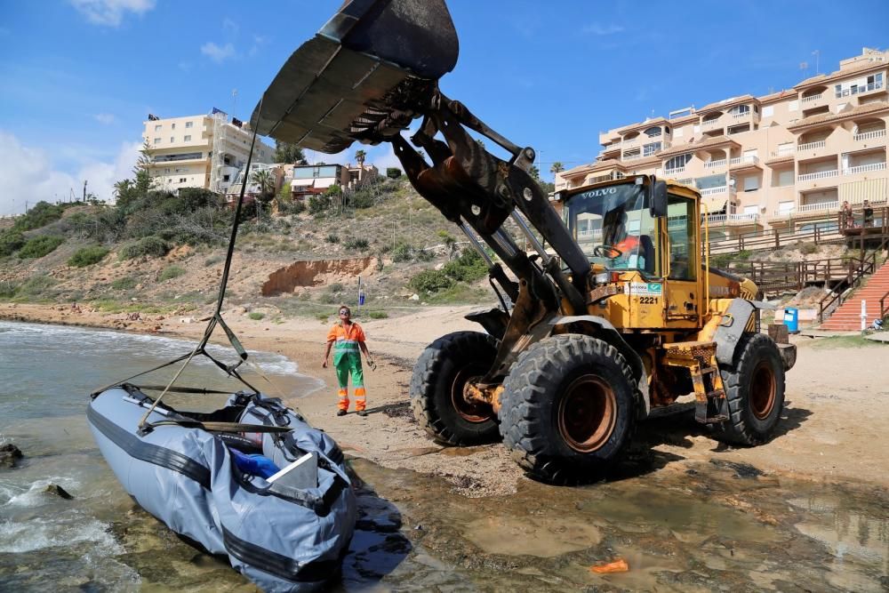 La Guardia Civil y Policía Local interceptan a diez inmigrantes de origen magrebí en la Cala del Moro en Torrevieja. La sexta patera que llega a las costas de la provincia en los últimos días