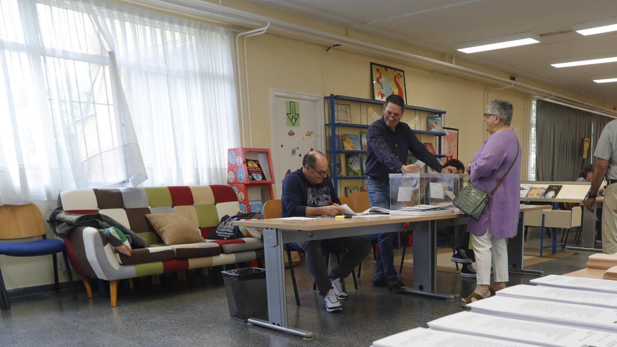 Gente votando en un colegio electoral, el pasado domingo.