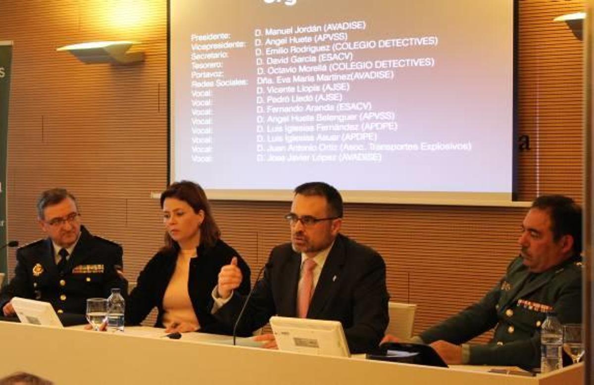 Jordán explica los actos bajo la mirada de Garrido y de Anta.