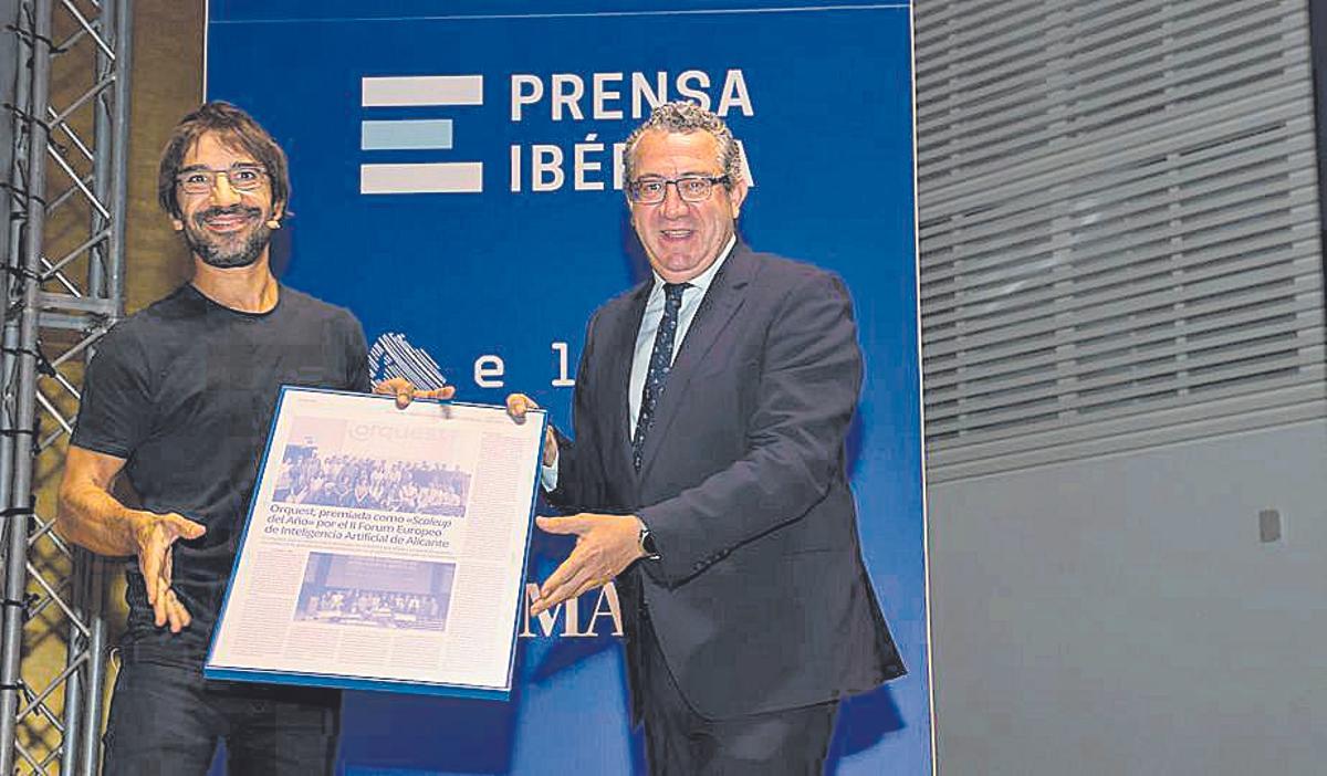 Alberto del Barrio recibe el premio del presidente de la Diputación, Toni Pérez.