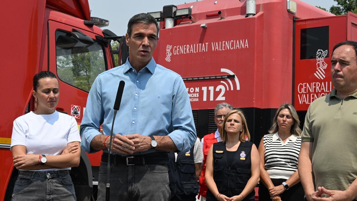 Pedro Sánchez interviene ante los medios tras visitar el PMA del incendio de la Vall d'Uixó, este lunes.