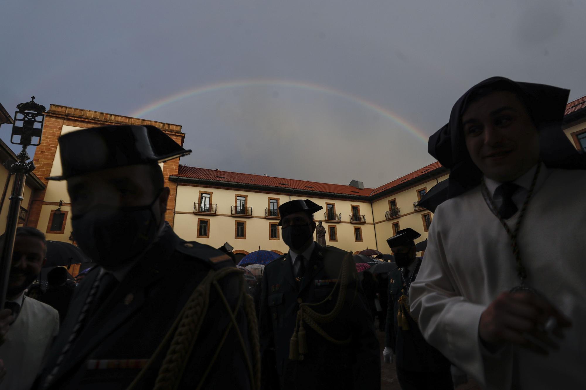 EN IMÁGENES: La lluvia da al traste con la procesión del Silencio en Oviedo, pero no ahoga el fervor cofrade