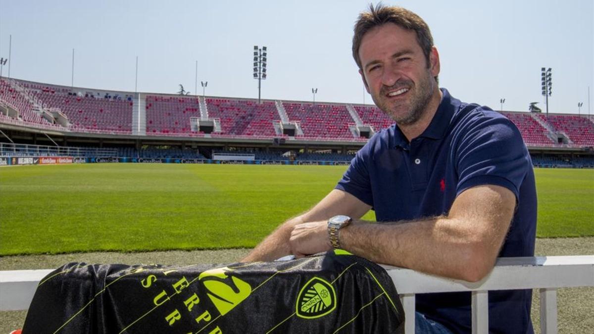 Christiansen posa en el Miniestadi, allí donde empezó a despuntar, con una camiseta del Leeds