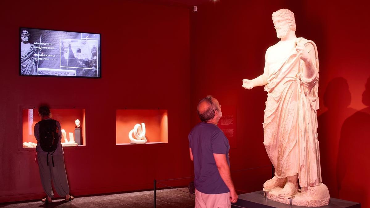 Asclepio recibe a los visitantes en la entrada del museo.