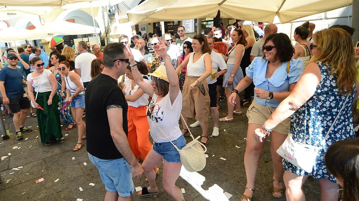 Diversión al cobijo de las sombrillas, en la plaza Mayor de Plasencia, en las cañas de feria.