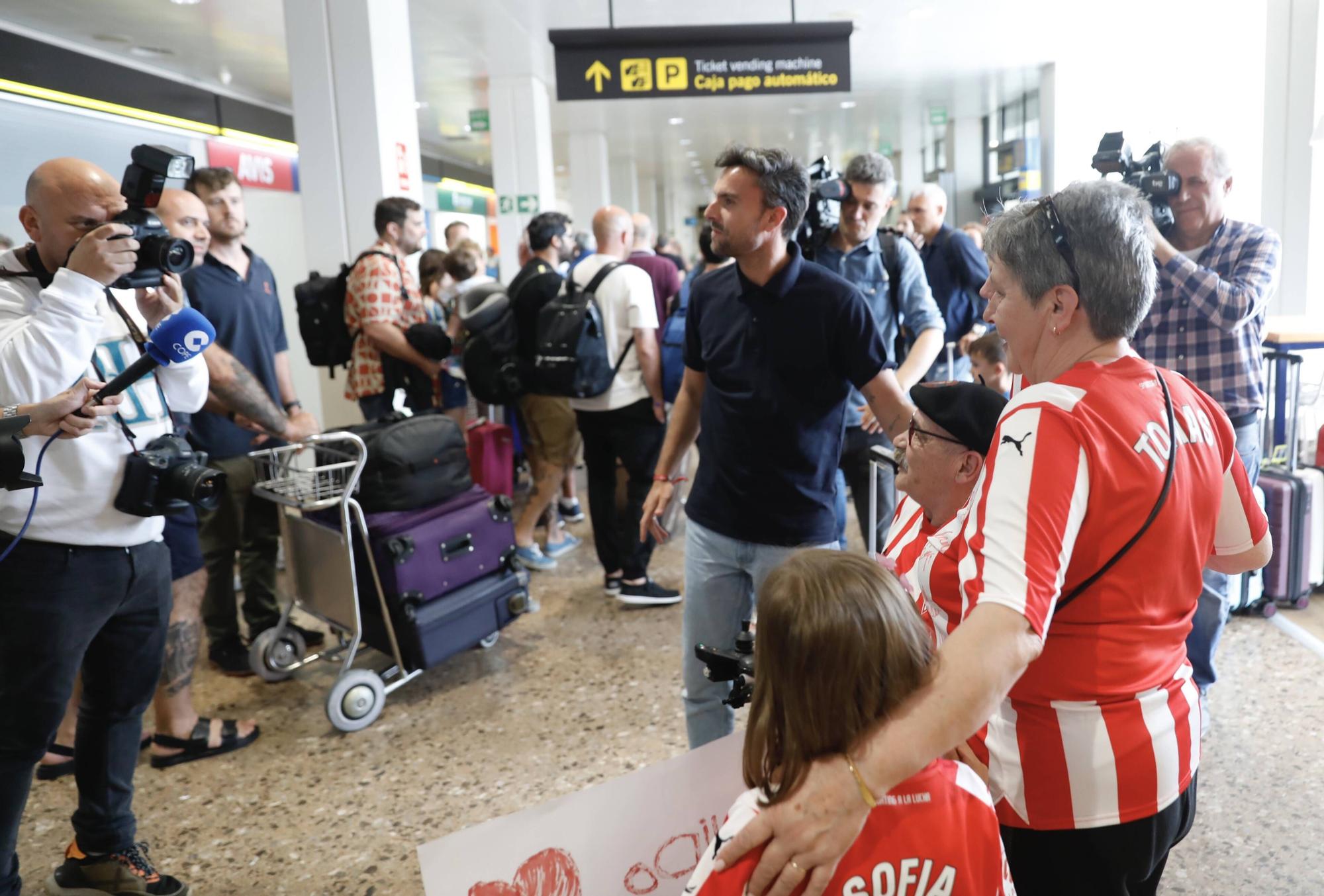 Así fue la llegada del nuevo entrenador del Sporting al aeropuerto de Asturias