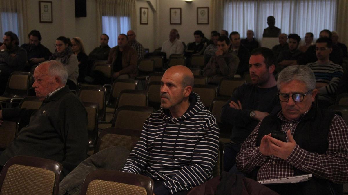 Ramón Hernández (izquierda), en una asamblea de Semana Santa