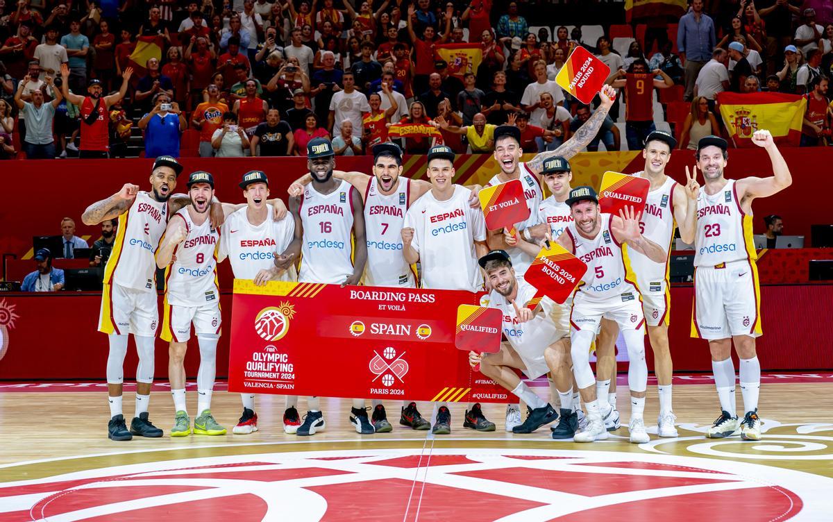 España celebra la clasificación para los Juegos Olímpicos de Paris 2024 tras ganar el Preolímpico de baloncesto masculino en Valencia, en la final contra Bahamas