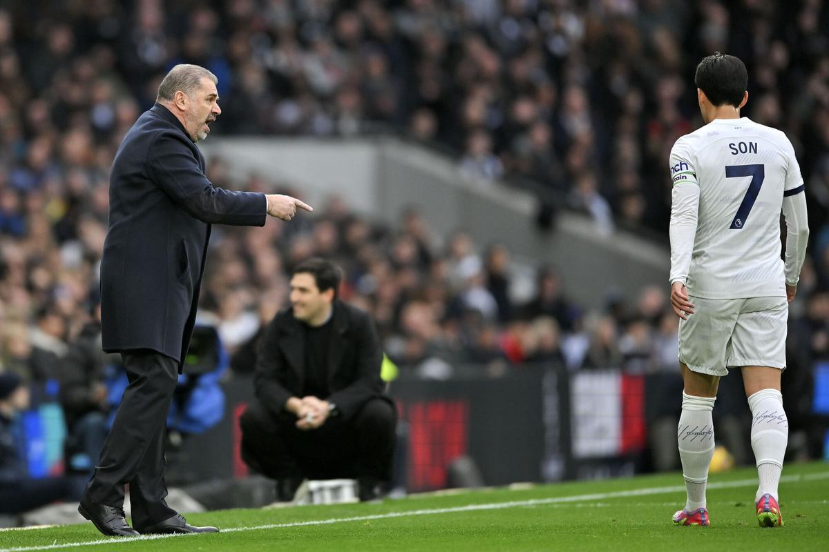 London (United Kingdom), 31/12/2023.- Ange Postecoglou of Tottenham Hotspur (L) speaks to Son Heung-Min of Tottenham Hotspur (R) during the English Premier League soccer match between Tottenham Hotspur vs AFC Bournemouth, in London, Britain, 31 December 2023. (Reino Unido, Londres) EFE/EPA/VINCE MIGNOTT EDITORIAL USE ONLY. No use with unauthorized audio, video, data, fixture lists, club/league logos, 'live' services or NFTs. Online in-match use limited to 120 images, no video emulation. No use in betting, games or single club/league/player publications. EDITORIAL USE ONLY. No use with unauthorized audio, video, data