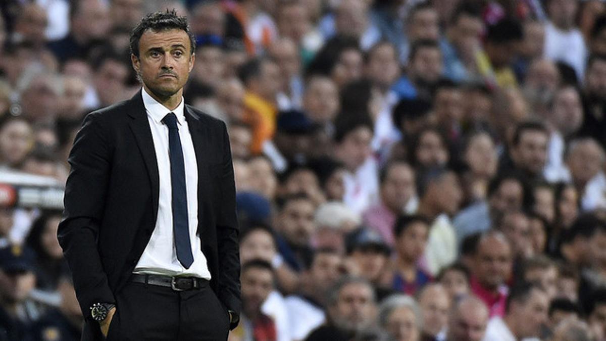 Luis Enrique sigue atentamente el juego en un momento del clásico en el Bernabéu