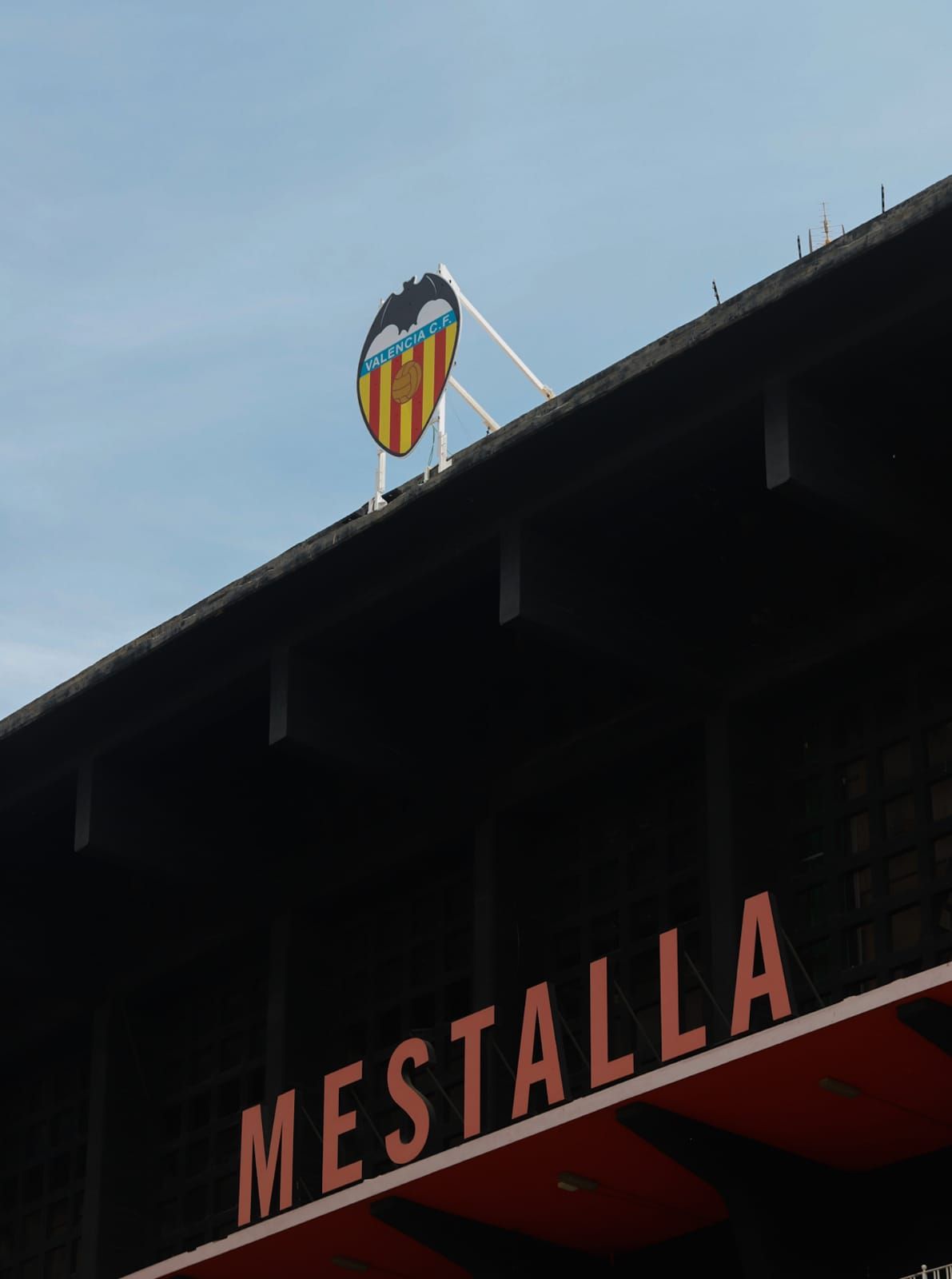 Colocan un escudo provisional del Valencia para el centenario de Mestalla