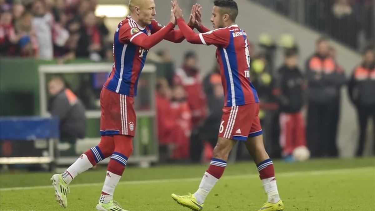 Thiago se saluda con Robben, durante el cambio, el martes en Múnich