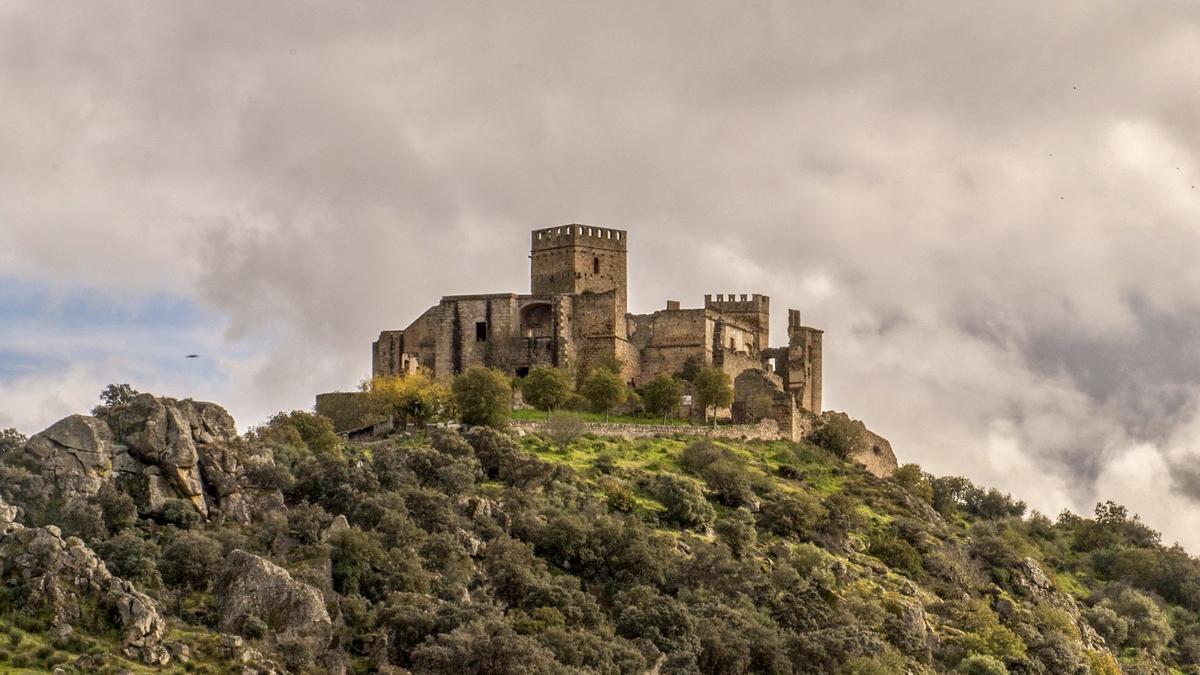 El castillo de Belvís de Monroy, pese a su imponente estampa, fue incluido en 2021 en el listado.