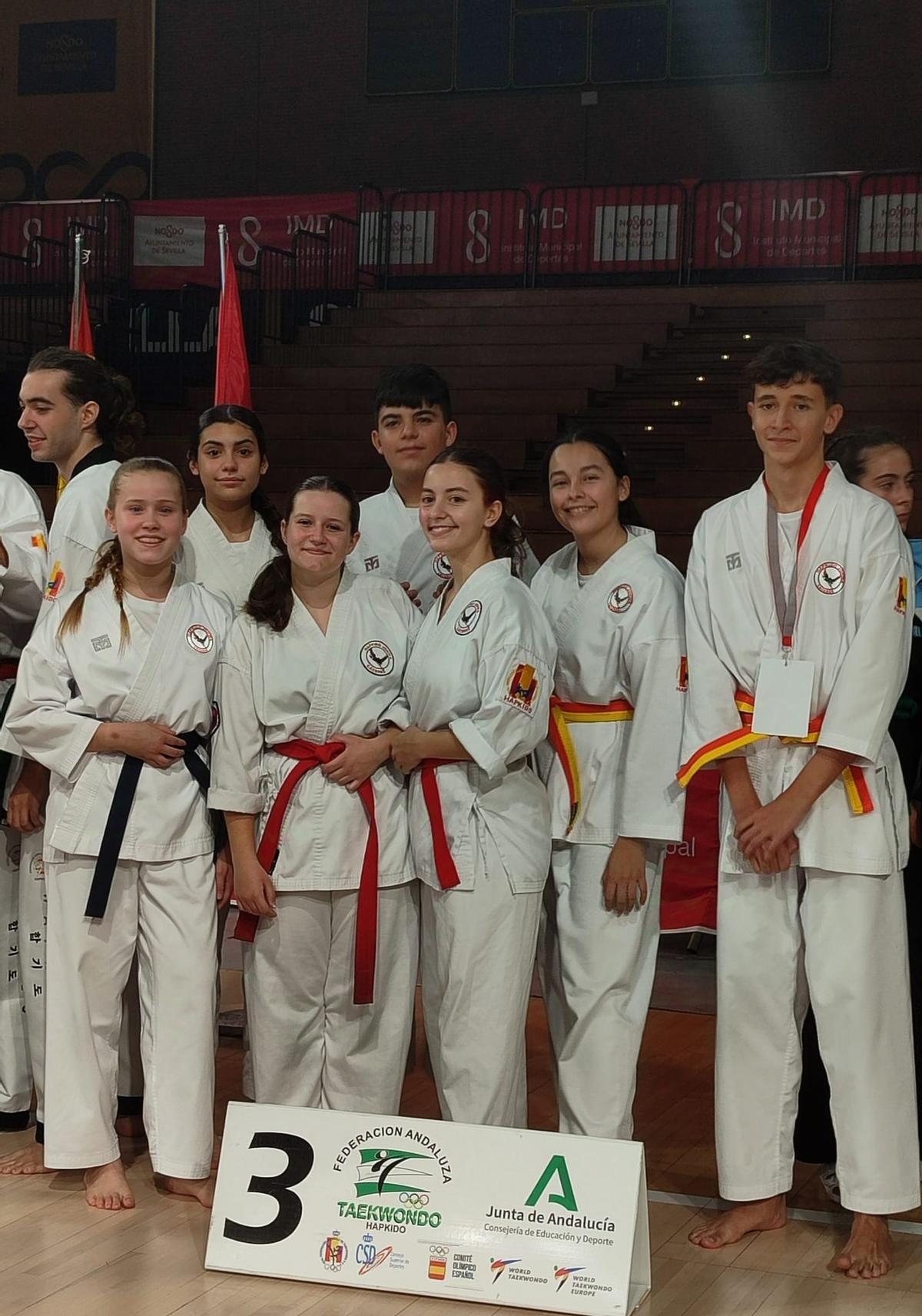 Varios jóvenes componentes del Johwa.