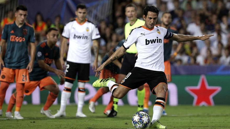 Dani Parejo, en el momento de lanzar el penalti que falló ante el Ajax, en la pasada jornada de la Liga de Campeones.