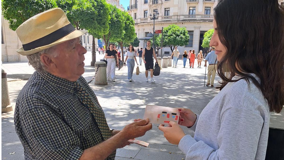 Personas mayores reparten poemas contra la soledad no deseada.