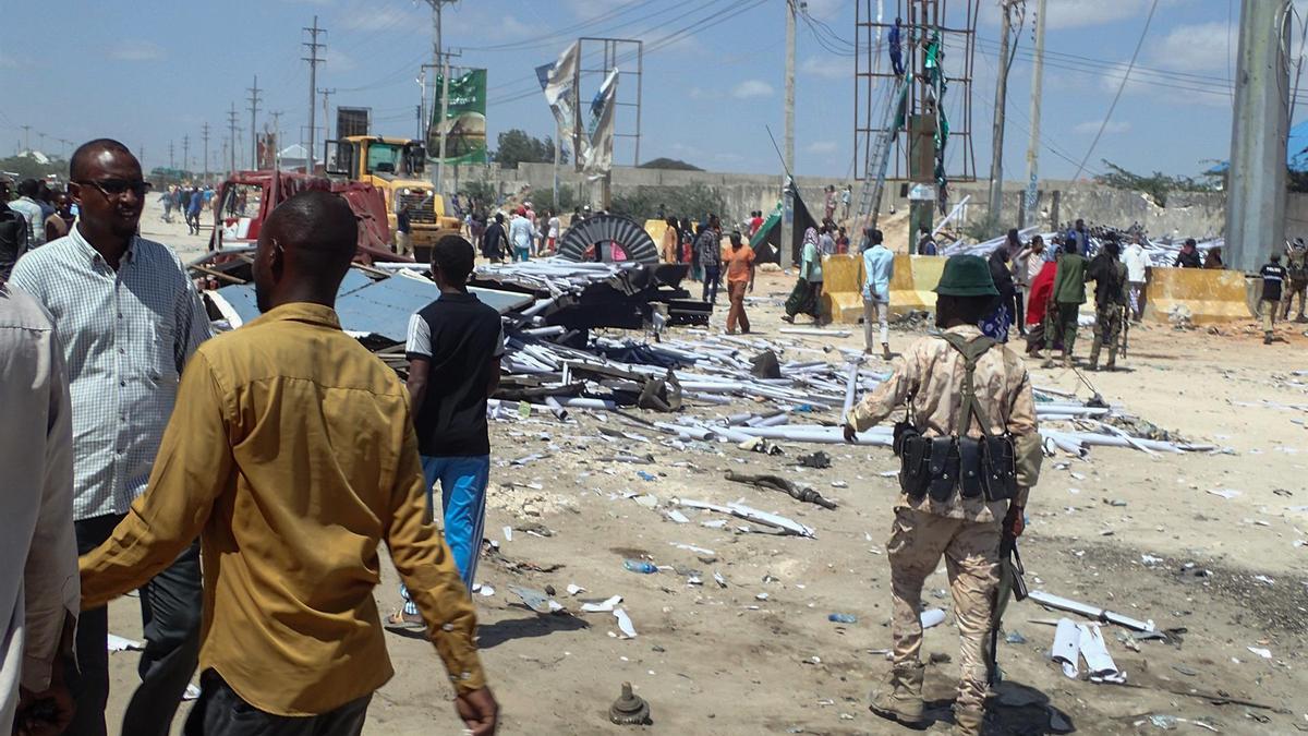 Civiles y miembros de las fuerzas de Somalia tras un atentado de Al Shabaab en Mogadiscio.