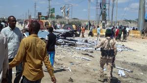 Civiles y miembros de las fuerzas de Somalia tras un atentado de Al Shabaab en Mogadiscio.