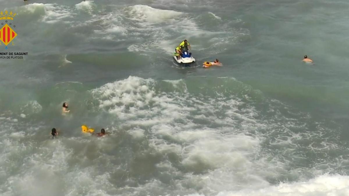 Rescate de los bañistas por parte de los socorristas