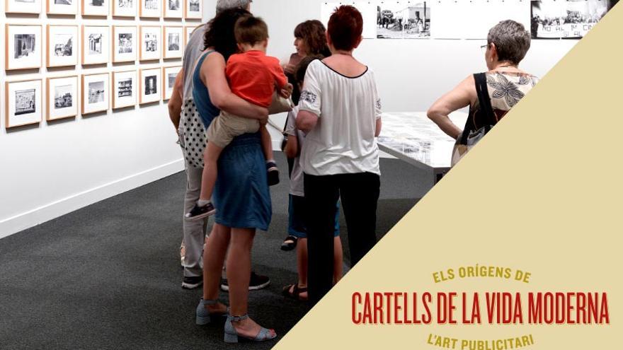 Visita en família a l&#039;exposició Cartells de la vida moderna