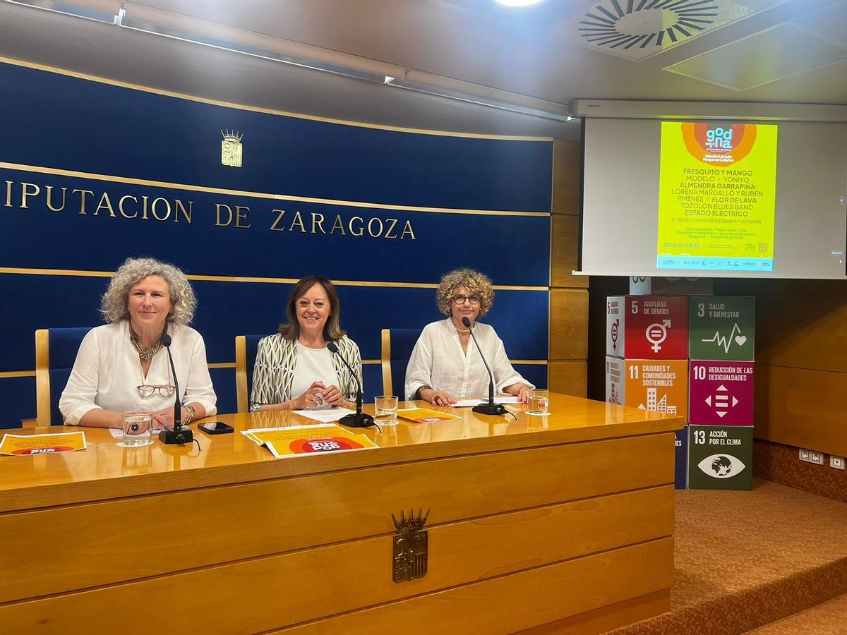 La concejala de Cultura de La Almunia de Doña Godina, Marisa Martínez; la diputada delegada de Cultura de la DPZ, Charo Lázaro; y la técnica municipal de Cultura, Anabel Langarita, este viernes.