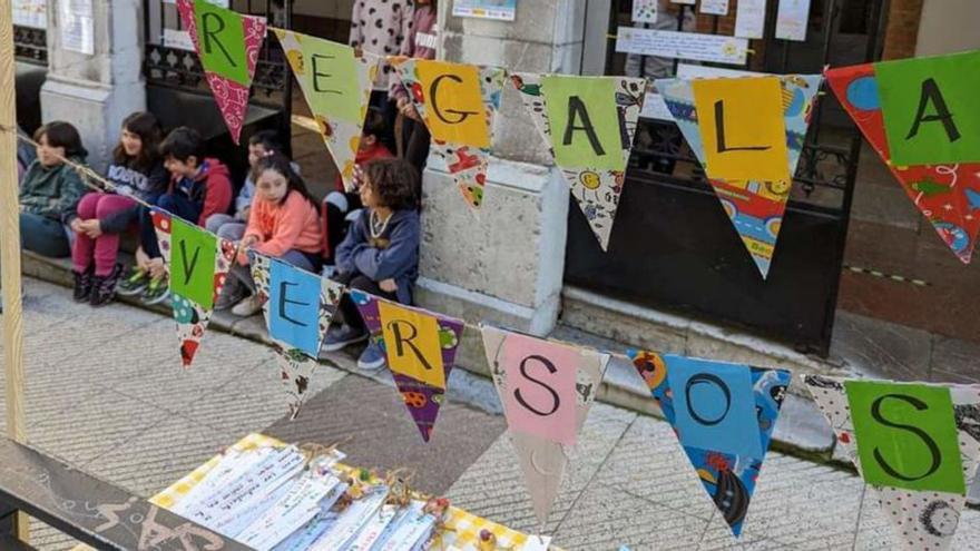 Estudiantes del colegio Dolores Medio regalan a los viandantes poemas en la calle en el centro de Oviedo