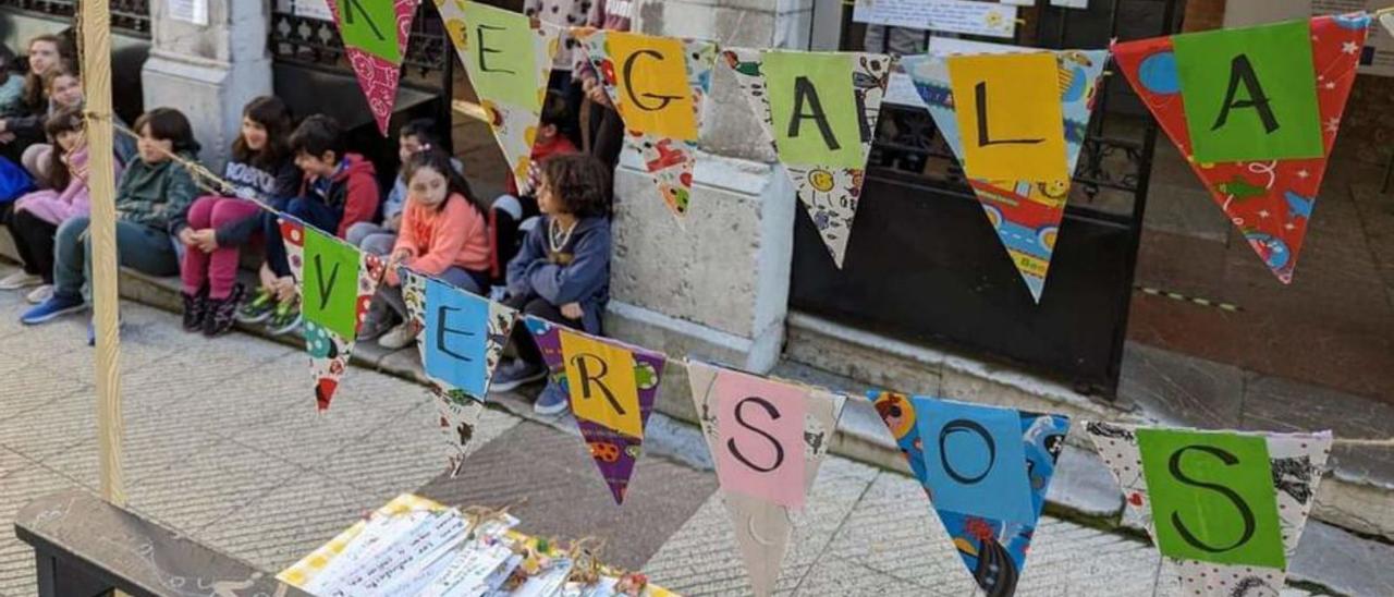 Estudiantes del colegio Dolores Medio regalan a los viandantes poemas en la  calle en el centro de Oviedo - La Nueva España