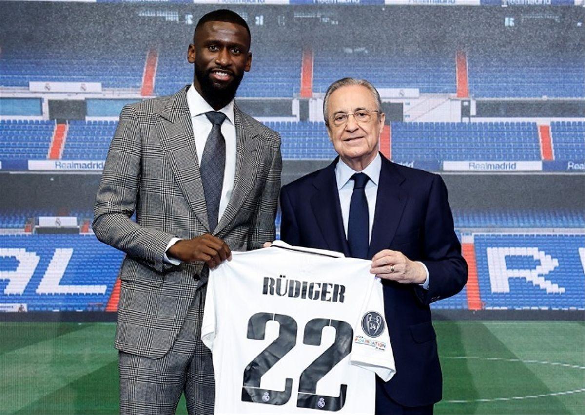 Florentino Pérez posa con Antonio Rudiger, el último fichaje del Real Madrid.