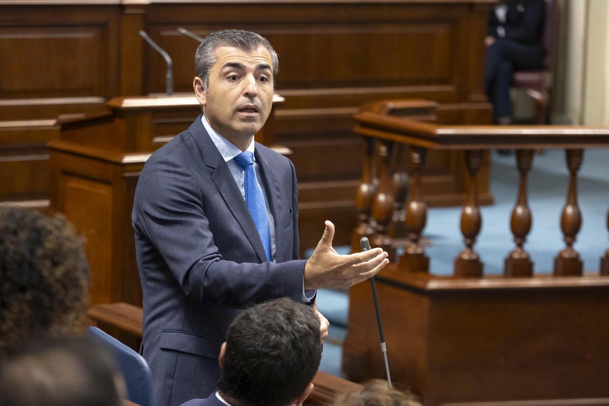 Manuel Domínguez en una sesión de control al Gobierno en el Parlamento de Canarias
