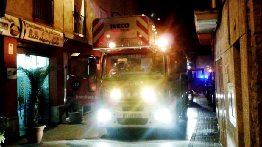 Un vehicle dels Bombers, davant de l&#039;edifici afectat per l&#039;incendi