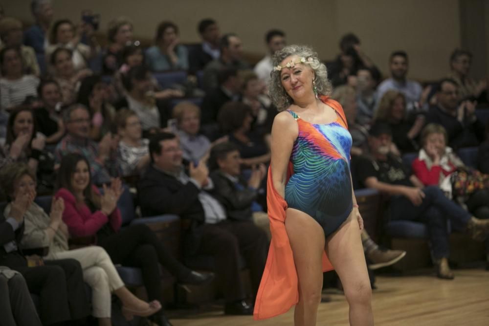 Desfile en el Auditorio de mujeres afectadas por cáncer de mama