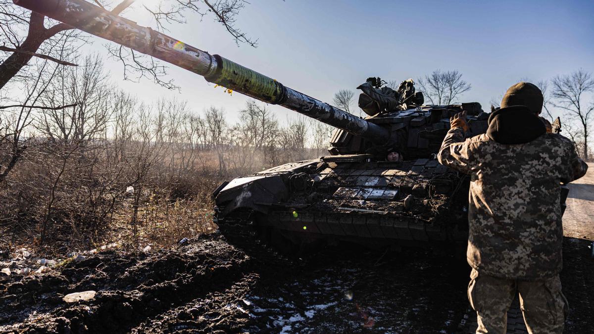Soldados ucranianos mueven un tanque averiado en la región de Donetsk, este lunes.