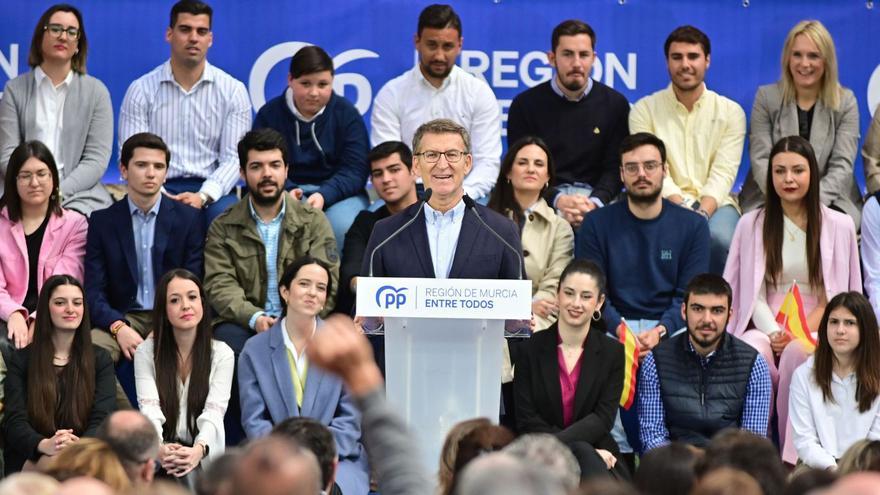 Alberto Núñez Feijóo interviene en el acto celebrado ayer en Cartagena para apoyar la candidatura de Noelia Arroyo a la Alcaldía. | IVÁN URQUÍZAR