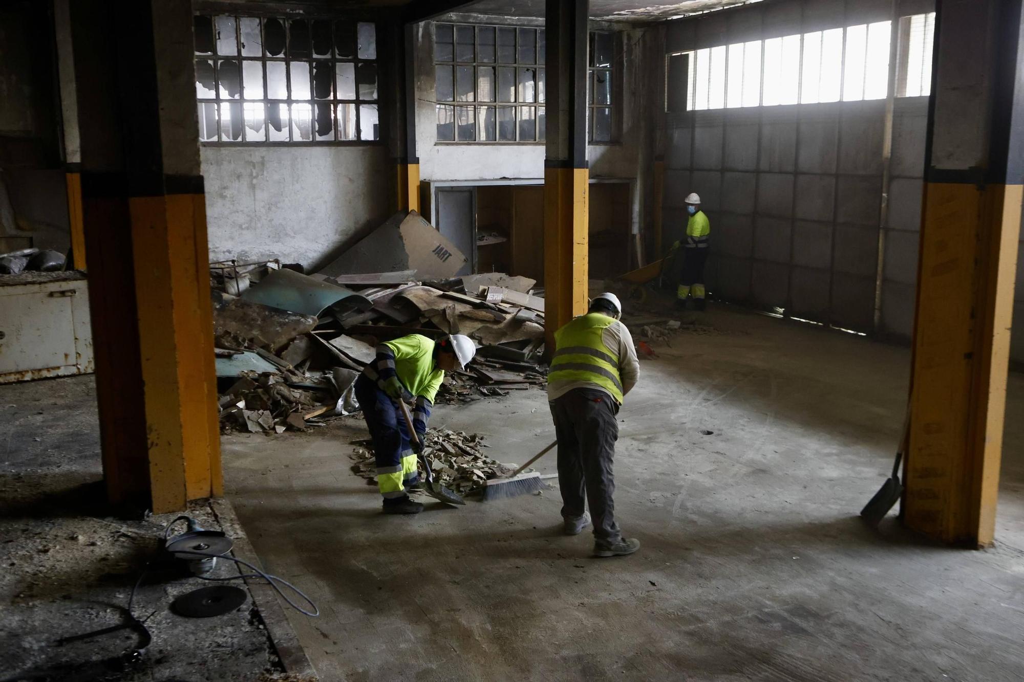El inicio del derribo de la nave de Flex en La Calzada, en imágenes