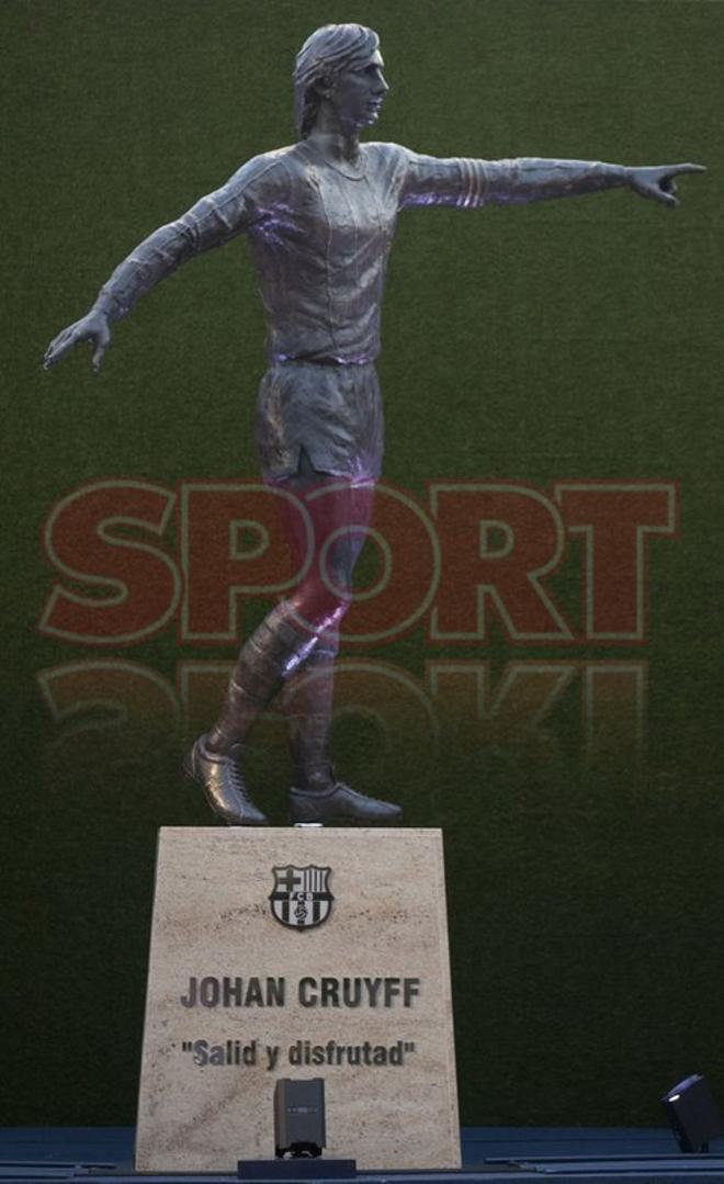 El FC Barcelona ha inaugurado esta tarde la estatua realizada en homenaje a Johan Cruyff, en la esplanada del Camp Nou.