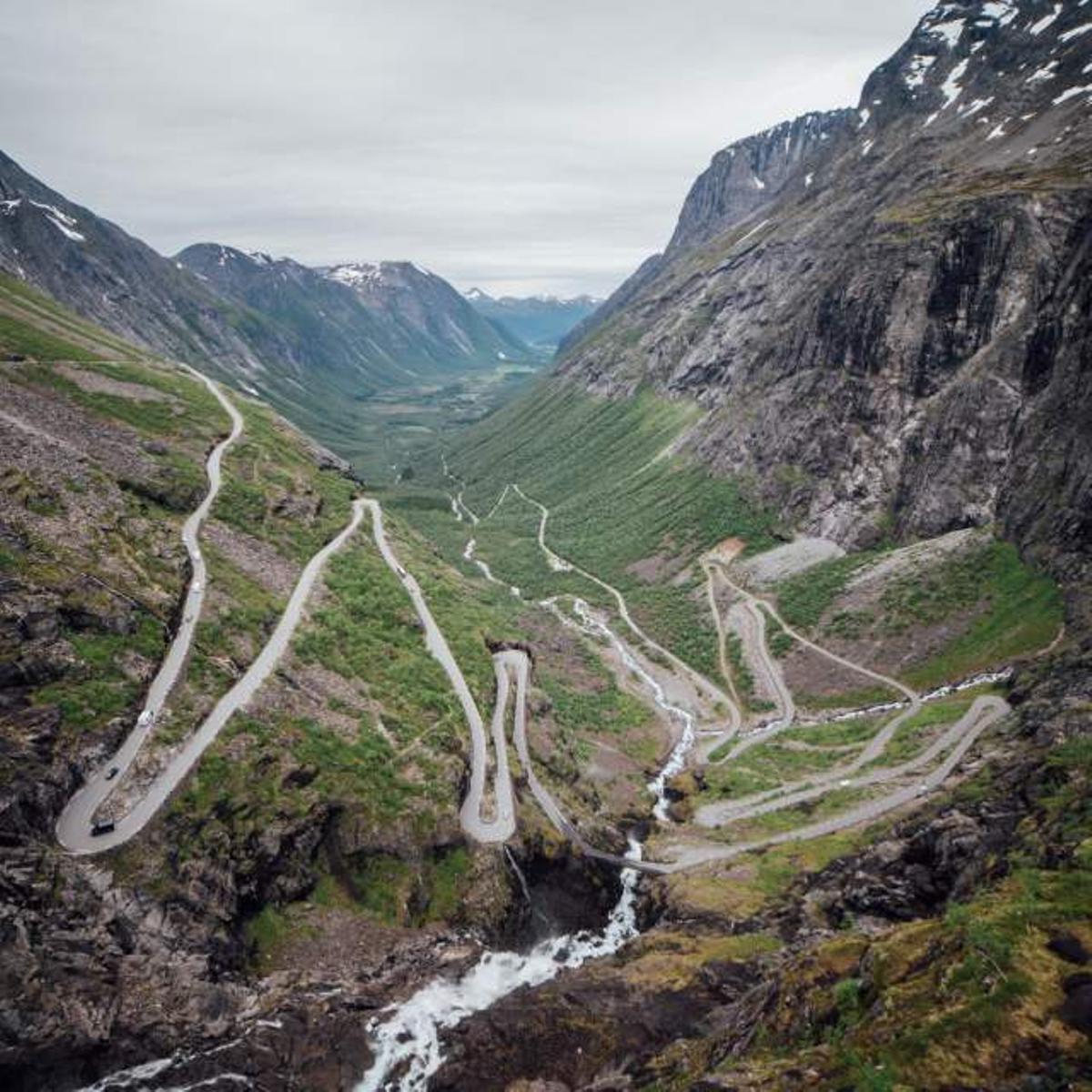 Carretera Trollstigen en la ladera de la montaña