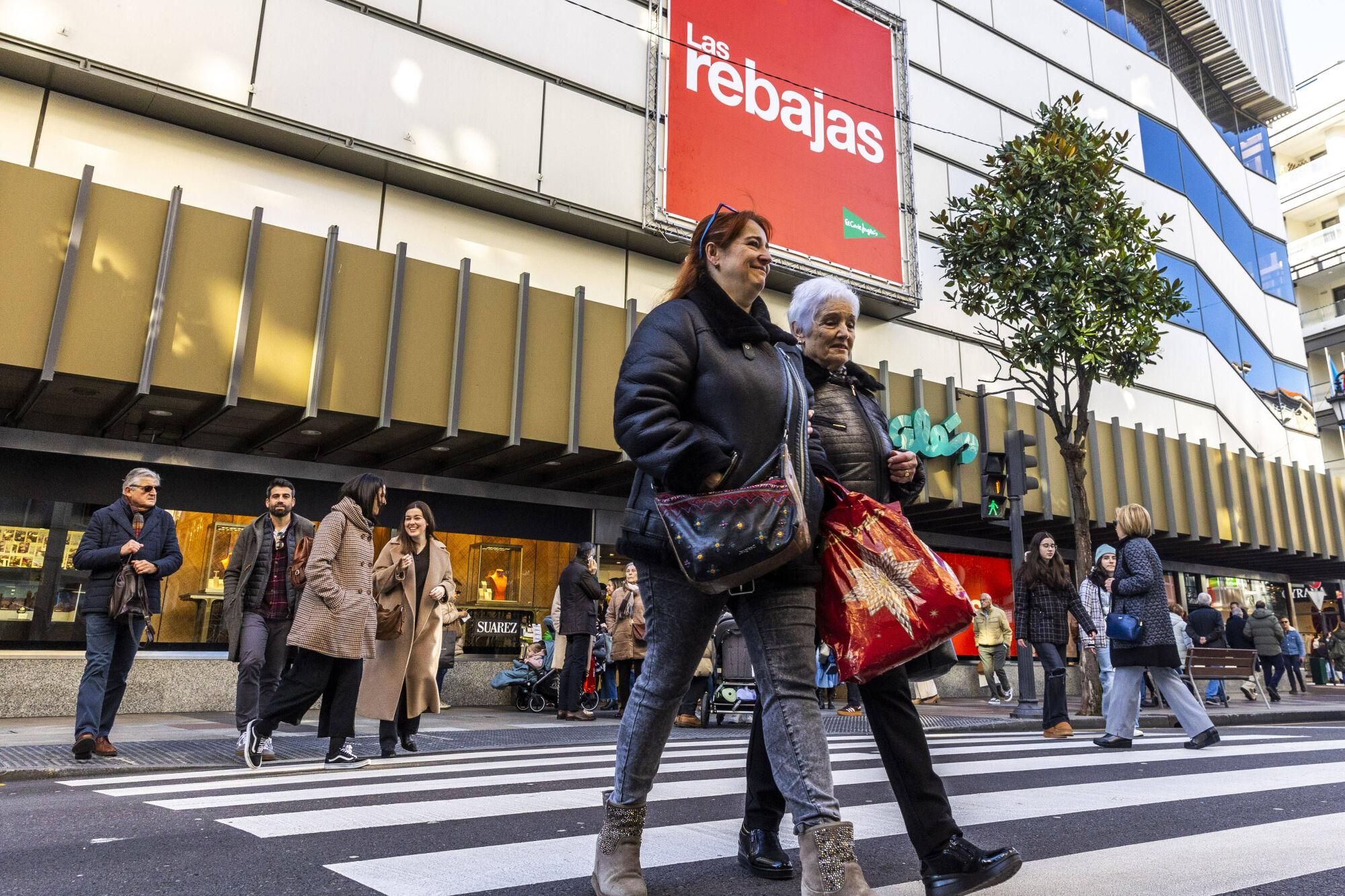EN IMÁGENES: El  tiempo gélido anima las rebajas en Oviedo