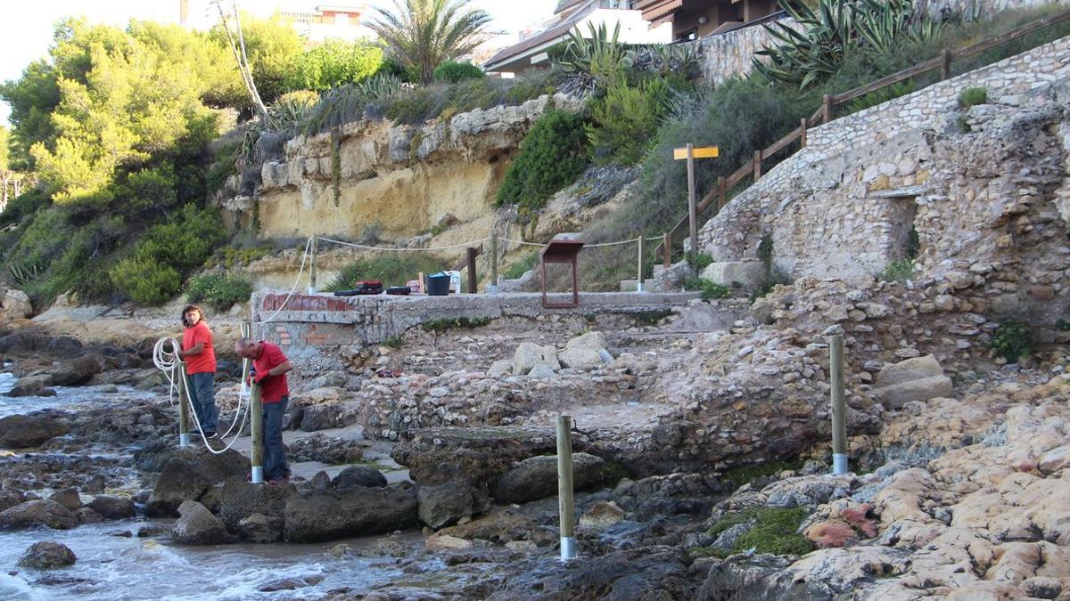 Técnicos municipales delimitan las termas romanas en la playa de Altafulla.