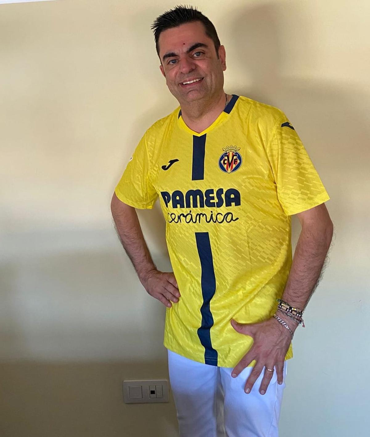 Néstor Meseguer, abonado 305 del Villarreal CF, con la nueva camiseta de la Champions 2025/26.