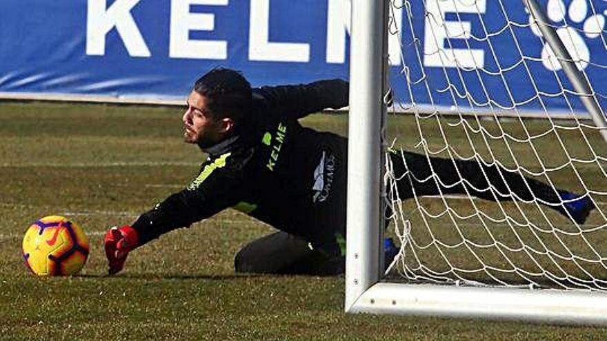 Roberto Santamaría, fent una estirada en un entrenament d&#039;aquesta temporada a Osca.