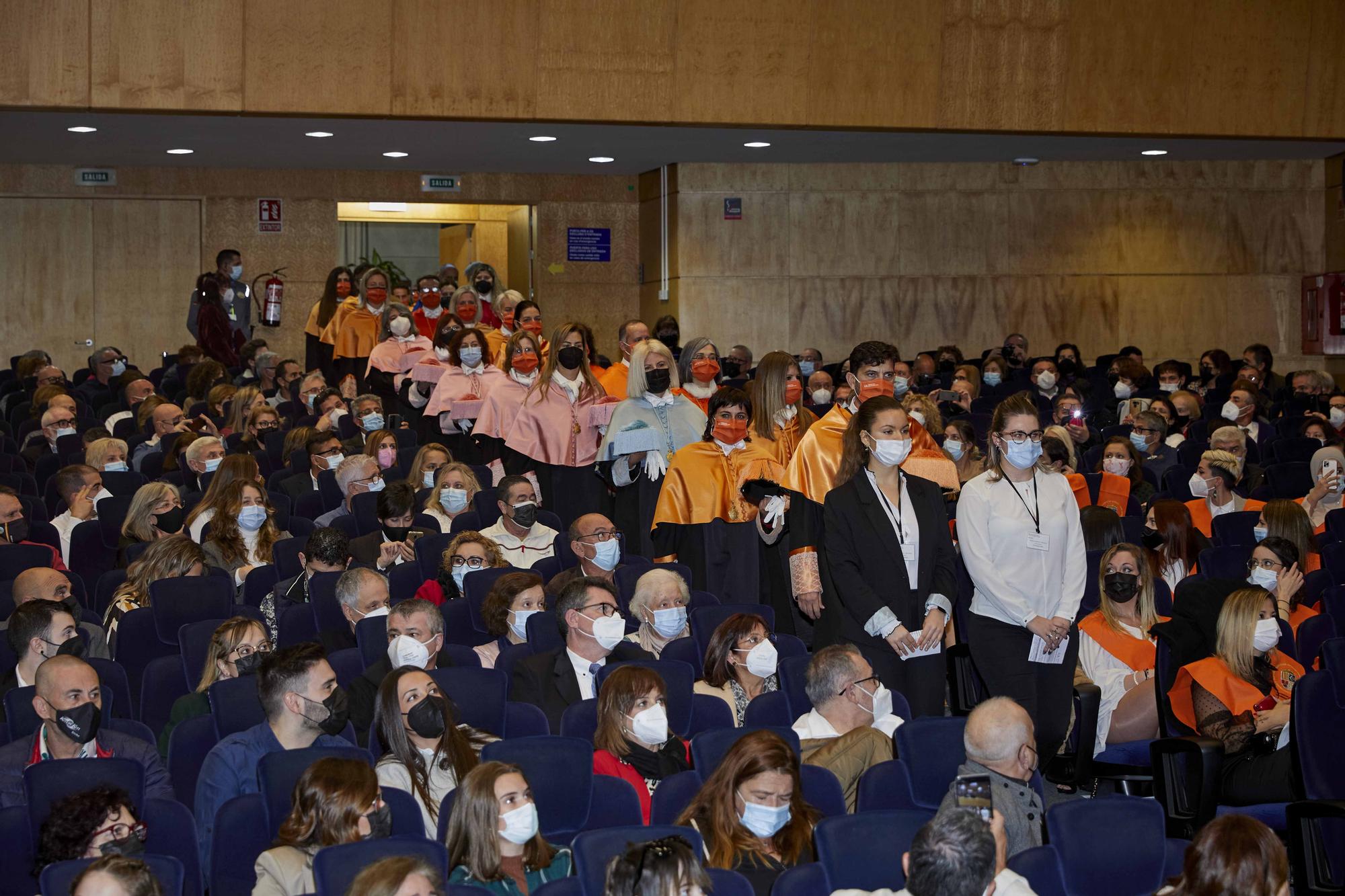 Acto de graduación de los estudiantes que han finalizado sus estudios en los grados en Publicidad y Relaciones Públicas, Trabajo Social, Sociología y en los másteres universitarios en Comunicación e Industrias Creativas, Innovación Social y Dinámicas de Cambio y Comunicación Digital.