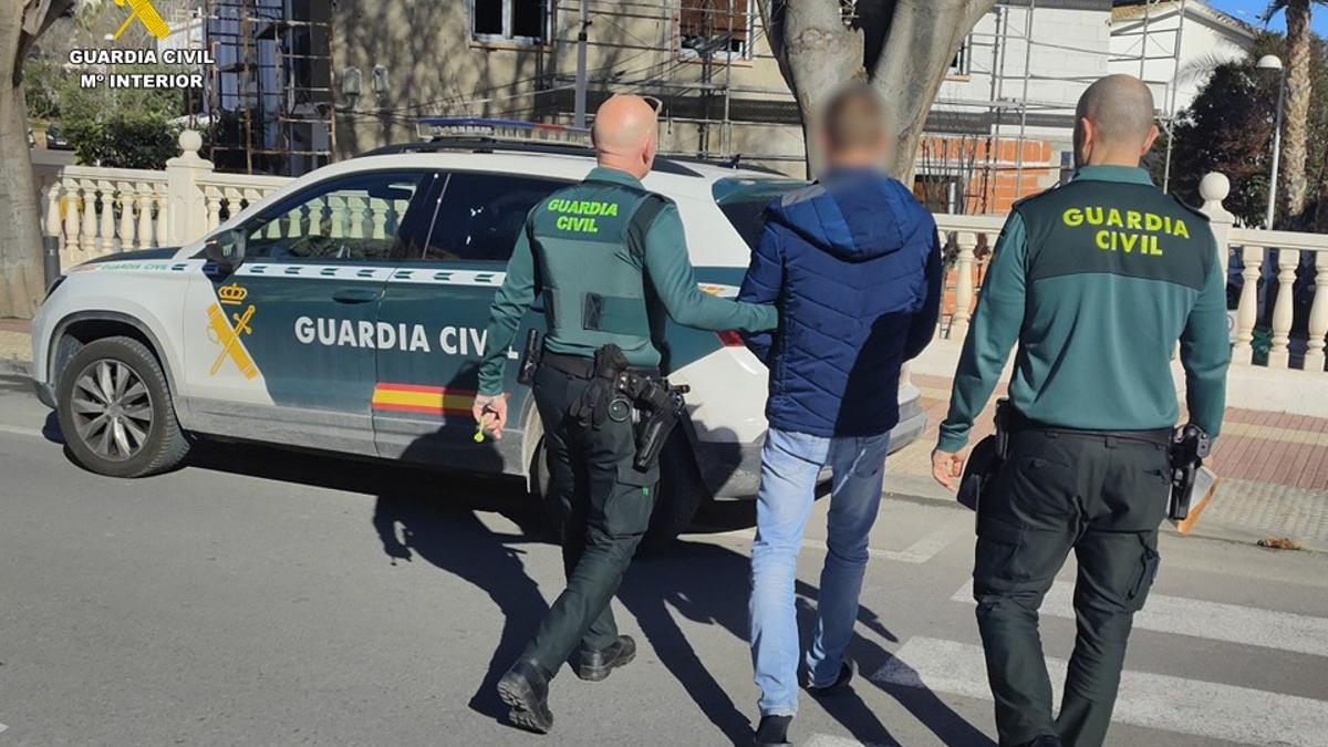 Los agentes trasladan al detenido