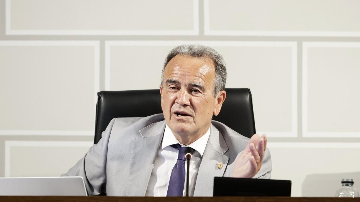 El presidente de la Diputación Provincial de Zaragoza, Juan Antonio Sánchez Quero, en el pleno de la institución.