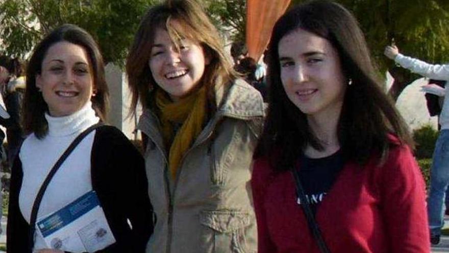 María Santos, en el centro, junto a dos compañeras.