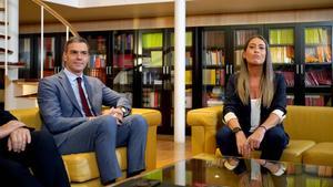 El presidente del Gobierno, Pedro Sánchez, durante una reunión con la portavoz de Junts en el Congreso, Míriam Nogueras, en el marco de la ronda de investidura.