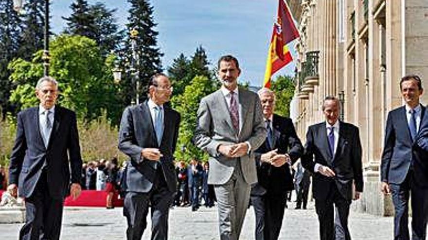 Felipe VI se dirige a la reunión del Consejo del Real Instituto Elcano.