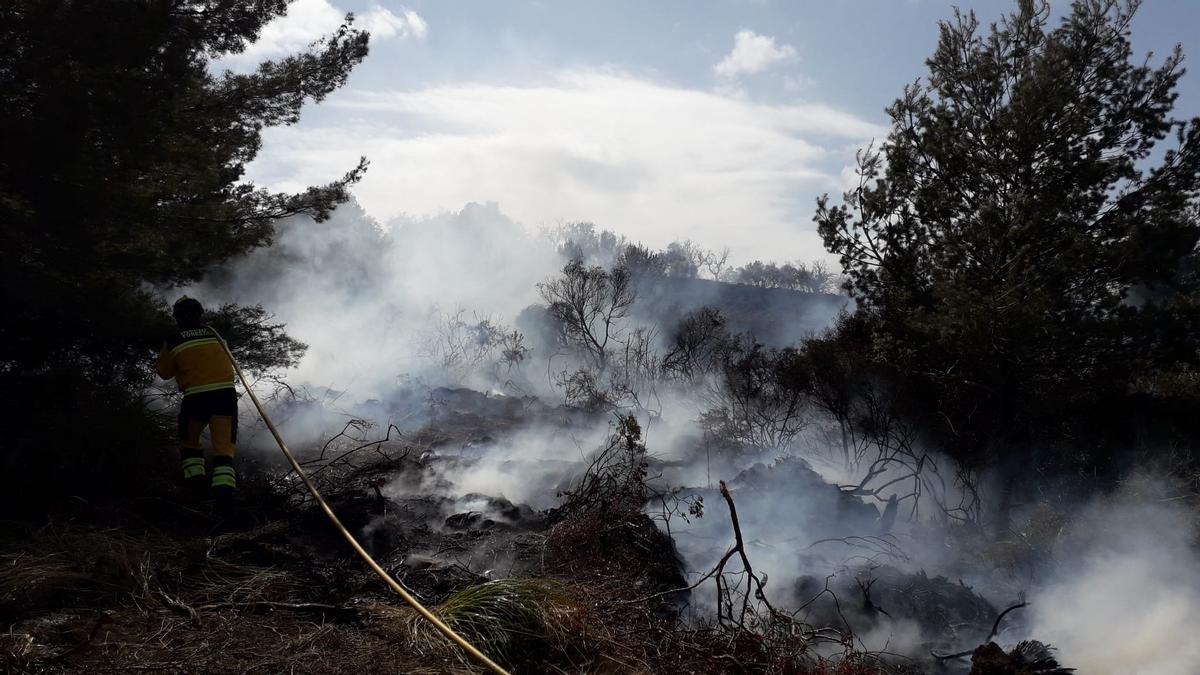 Un agente del Ibanat, durante los trabajos de extinción del incendio