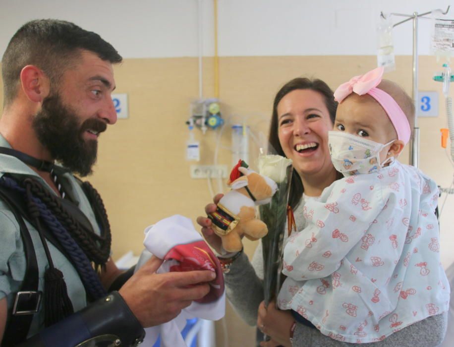 Visita de la Legión a los niños ingresados en el Hospital Materno.