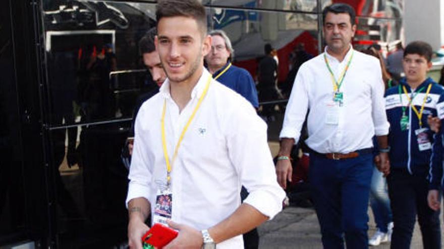 Álvaro Medrán paseando por el paddock.